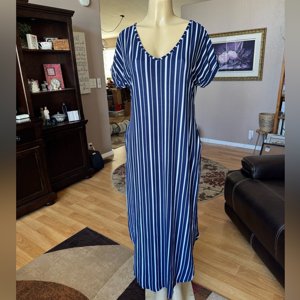 B Famous blue & white striped short sleeve Vneck maxi dress w/pockets-size L
